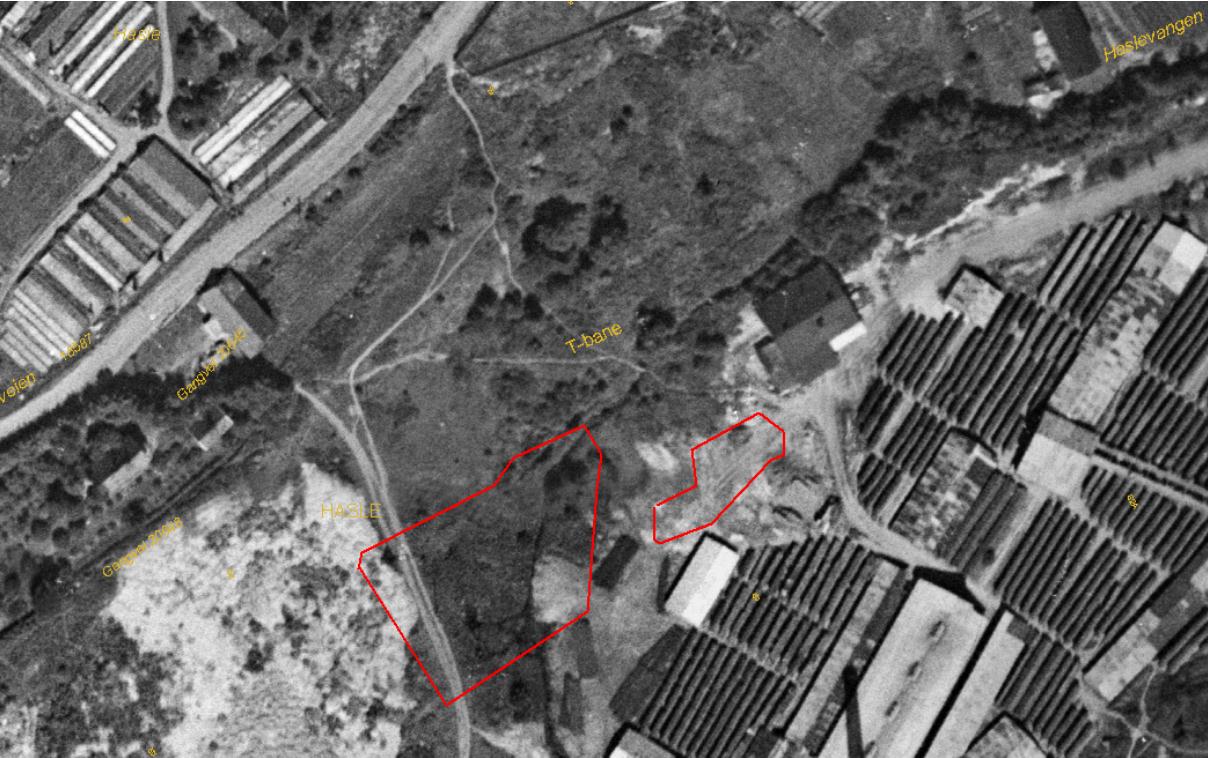 Figur 5. Historisk flyfoto fra 1937 [1]. Områdene hvor det nå er foretatt utgravning pga. oljeforurenset masse er avmerket med rødt.