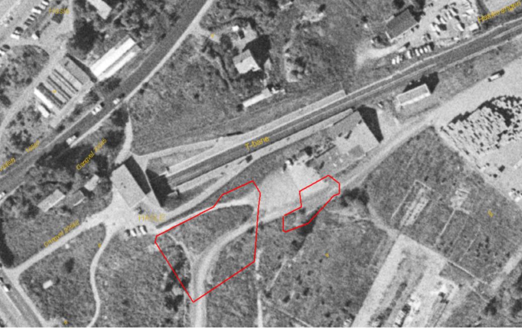 Figur 6. Historisk flyfoto fra 1971 (kilde EBY, Oslo kommune). Hovinbekken er lagt i kulvert og er derfor ikke lenger synlig i terrenget. Hovin Teglverk er nedlagt og bygningene er revet.