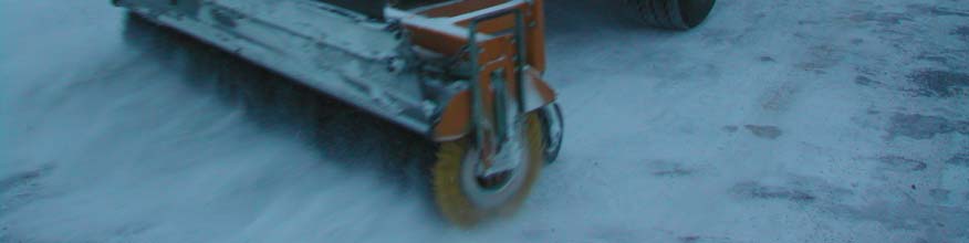 Teknologi-rapport nr. 2473 12 Figur 3.3: Fjerning av løs snø En hadde tilgang til en Unimog med kost for å fjerne løs snø på vegbanen, se Figur 3.3. 3.4 Varmekamera Resultatene fra opptakene med varmekamera er gjengitt i Figur 3.