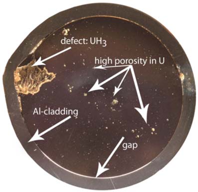 Figur 2 Nøytronradiografi (øverst i avbildningen) viser hvite, hydrogenrike områder på brenselsstaven (UH 3 og H 2 ), på steder hvor visuell inspeksjon viser korrosjonsangrep i Al-kapslet brensel.