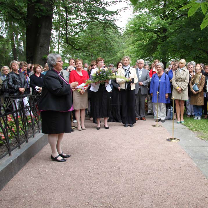 100 år med stemmerett tale ved Camilla Collett-statuen i Slottsparken, 12. juni 2013 Av biskop Solveig Fiske Deres Majestet dronning Sonja og Deres kongelige høyhet kronprinsesse Mette Marit.