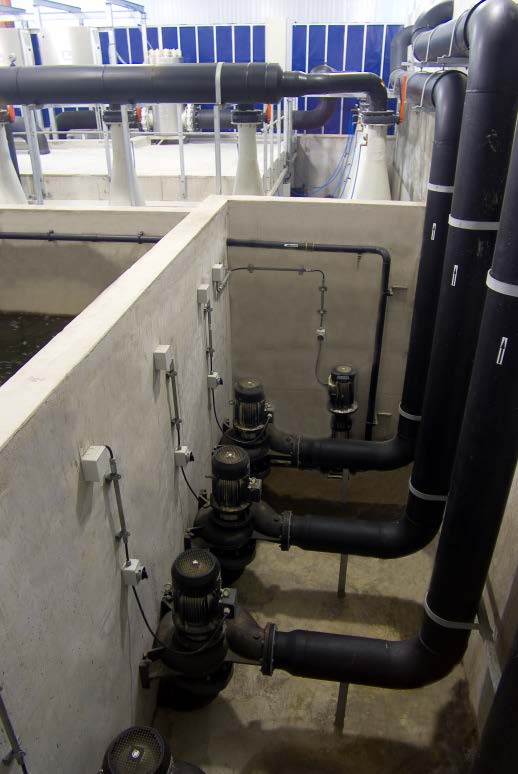 LAKSEFJORD AS 11 Figur 15 Internt vannsystem med tørroppstilte pumper og lukkede rørsystem Vannet pumpes til høydetank (9) hvor det luftes over kolonneluftere.