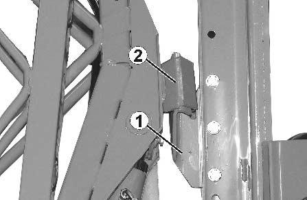 Oppbygging og funksjon for sprøytebommene 6.2.1 Låse og åpne transportsikringen Åpne transportsikringen Løft bommen med høydejusteringen til holderne (Fig. 70/1) slipper lommene (Fig. 70/2). ADVARSEL!