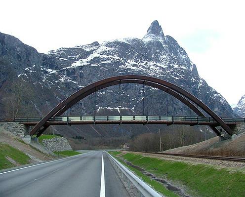 Moelven - Bedriftens kultur og grunnverdier Visjon Det naturlige valget for folk som skal