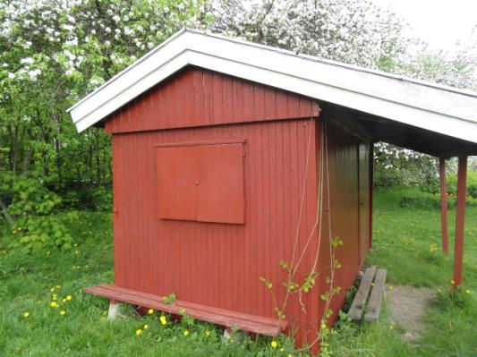 Bygg 14: Rødt uthus(av brakke). ble satt opp. Enkel eller manglende fundamentering, er satt på påler/steiner de senere år, står dels rett på bakken.