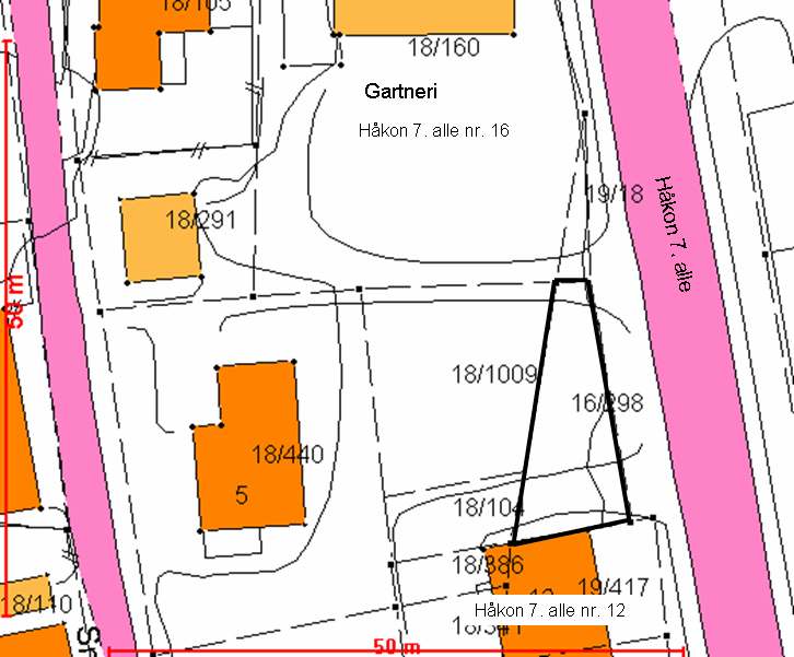 Arealet er på 146 m 2, og er benyttet som plen for eier av Smedveita 5 og atkomst til Håkon den 7. alle nr. 12. En er ikke kjent med at det finnes avtaler om bruken.