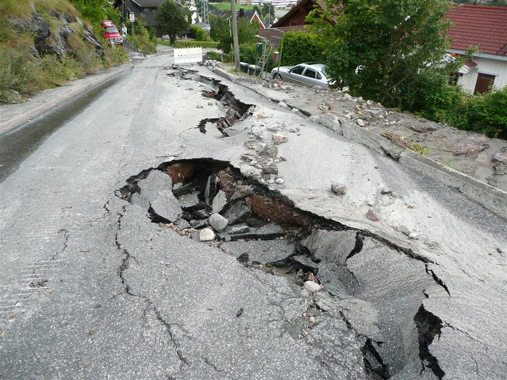 Nedstrøms kuvert Langrand/Lysakerbekken (pel 600) Langerand. Slik går det når kulvert i Lysakerbekken går tett i krysset Gosenveien, pel 590.