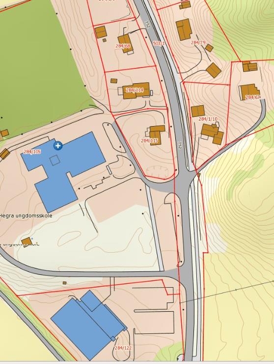 Hegra ungdomsskole Hegra ungdomsskole ligger nord for sentrum av Hegra. Ungdomsskolen benytter Hegra idrettshall og har offentlig svømmebasseng i kjelleren av bygget. Tomten deles med Hegra barnehage.