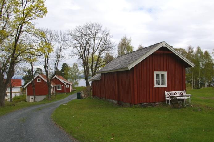 Tunet på Odden sett fra sørvest, med uthuset nærmest og bolighuset lengst bak. Foto Jørn Jensen 2010. Eiendommen Odden ble bygd opp som et småbruk rundt 1800, både våningshus og uthus er bevart.