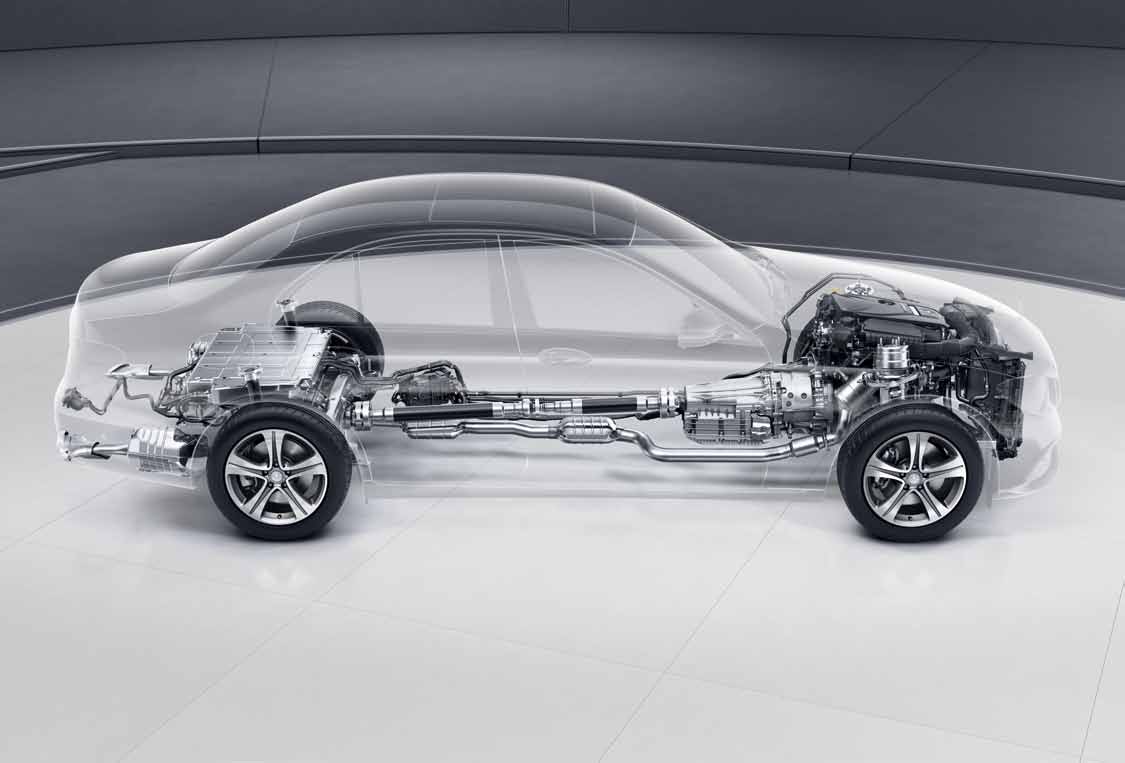 49 Mercedes-Benz Intelligent Hybrid i nye E 350 e Forsterkning for det kraftige tospannet av elmotor og 4-sylindret bensinmotor: Et høyvoltbatteri gjør det mulig å kjøre opptil 30 kilometer bare med