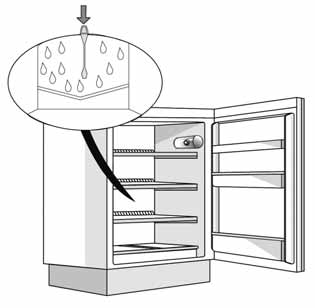 AVRIMING OG RENGJØRING AV LAVTEMPERATURSEKSJONEN For at apparatet skal fungere optimalt anbefaler vi å avrime lavtemperaturseksjonen når islaget på veggene har en tykkelse på cirka 3 mm eller i hvert