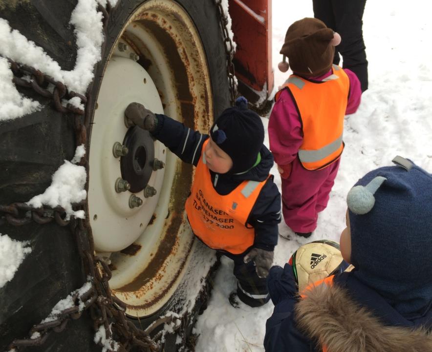 2 årsklubben har blant annet vært på turer, og utforsket nærmiljøet rundt barnehagen.