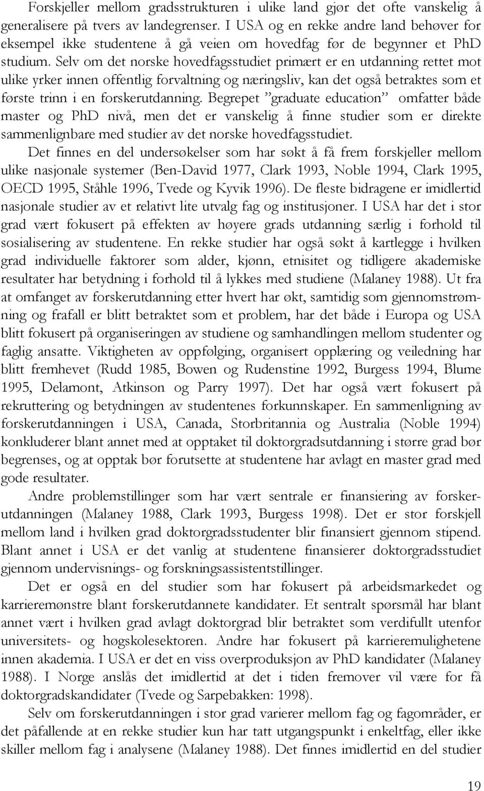 Selv om det norske hovedfagsstudiet primært er en utdanning rettet mot ulike yrker innen offentlig forvaltning og næringsliv, kan det også betraktes som et første trinn i en forskerutdanning.