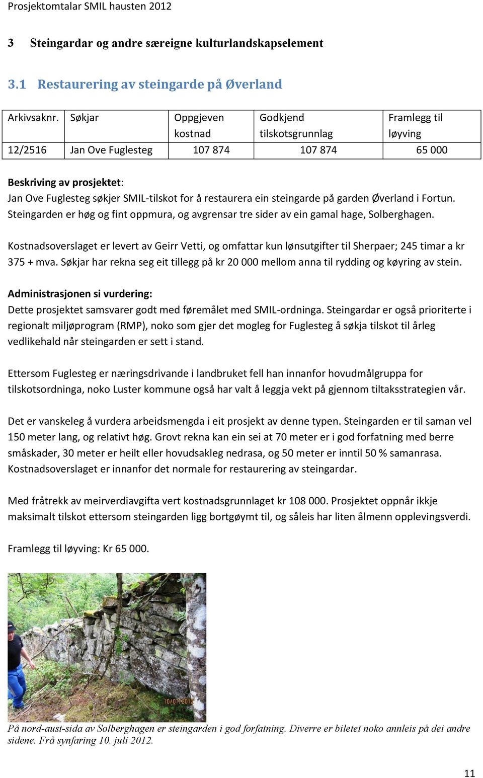 garden Øverland i Fortun. Steingarden er høg og fint oppmura, og avgrensar tre sider av ein gamal hage, Solberghagen.