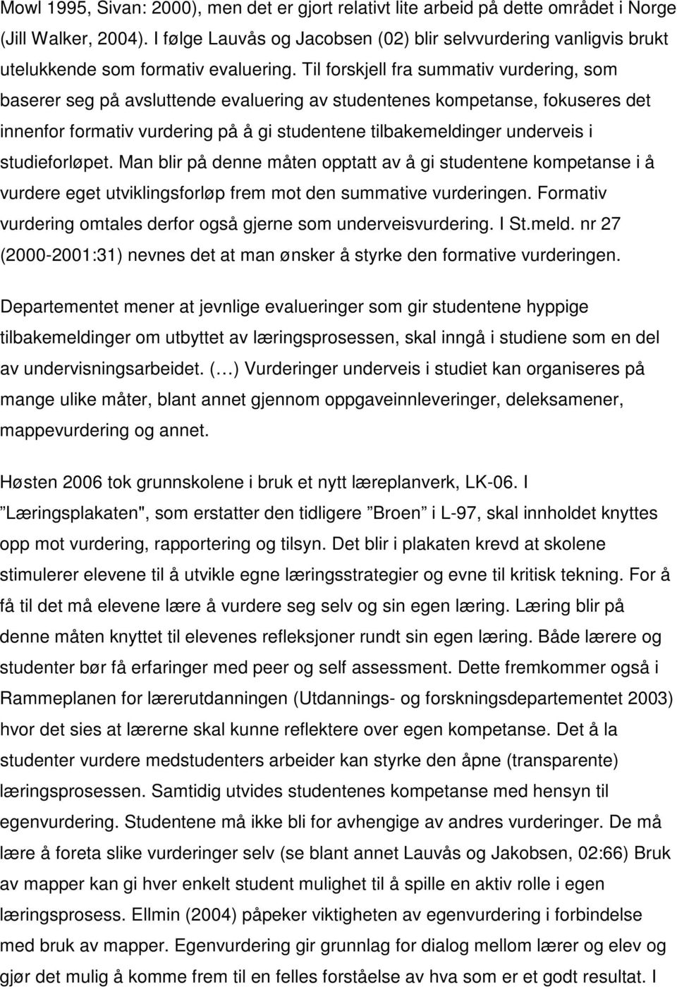 Til forskjell fra summativ vurdering, som baserer seg på avsluttende evaluering av studentenes kompetanse, fokuseres det innenfor formativ vurdering på å gi studentene tilbakemeldinger underveis i