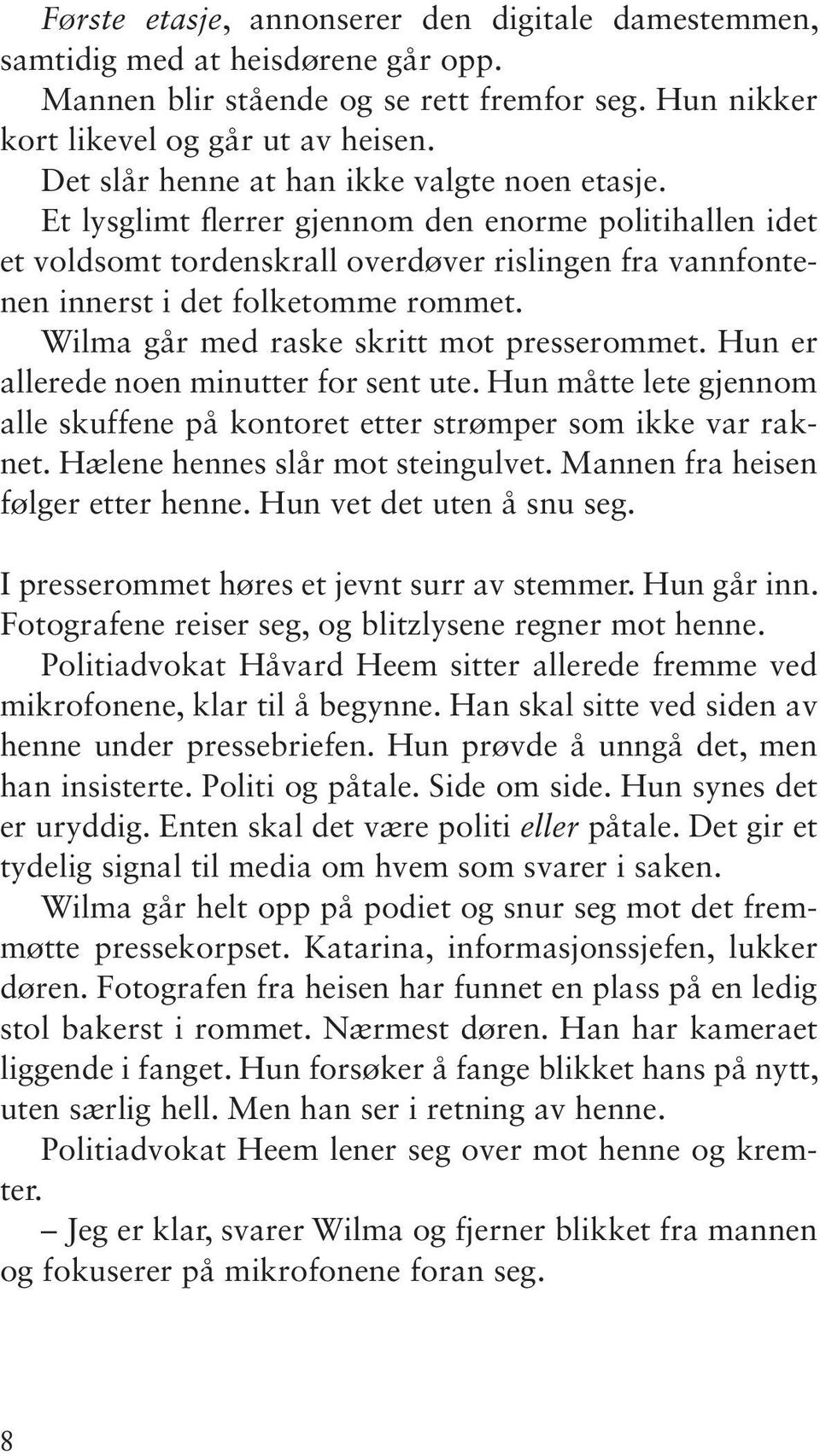 Wilma går med raske skritt mot presserommet. Hun er allerede noen minutter for sent ute. Hun måtte lete gjennom alle skuffene på kontoret etter strømper som ikke var raknet.