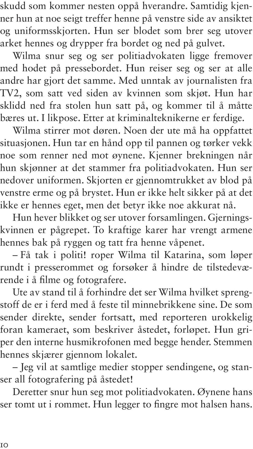 Hun reiser seg og ser at alle andre har gjort det samme. Med unntak av journalisten fra TV2, som satt ved siden av kvinnen som skjøt.