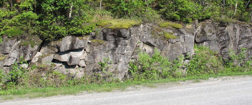 Foto 5: 3765 Bergskjæring langs dagens E6 øst for pel 950. Bilde tatt mot NV Foto 6: 3764 Bergskjæring langs dagens E6 øst for pel 950.