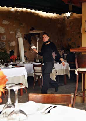Tango Tapas (U) Juan åpnet sin første tapasrestaurant for 20 år siden. Tango Tapas tilbyr i dag 50 ulike tapasretter og pinchos laget med kjærlighet. Levende spansk musikk i vinterhalvåret.