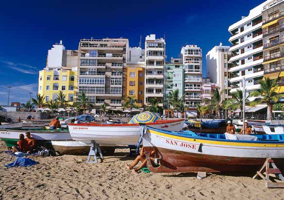 Las Palmas I øyas allsidige hovedstad kan du kombinere byferie med strandliv. Las Canteras med sine restauranter og den lange strandpromenaden er hjertet i Las Palmas.