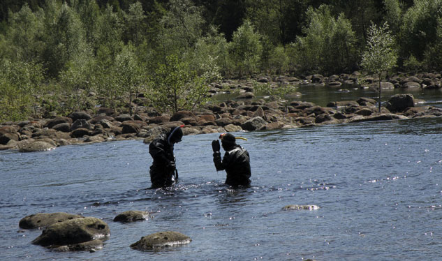 Kartlegging av elvebunnen på minstevannsføringstrekning ovenfor Laudal i Mandalselva. Her er det fokus på kartlegge områder egnet for gyting og som leveområde for fiskeunger. Foto: Roy M.