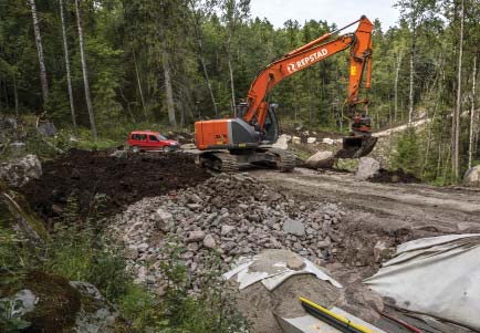 Kabelgrøft - Vær obs på terrengets naturlige vannhusholdning. Naturlig fuktige områder skal ikke dreneres ut som følge av kabelgrøft. - Grøft og vei skal fl ukte med tilgrensende terreng.