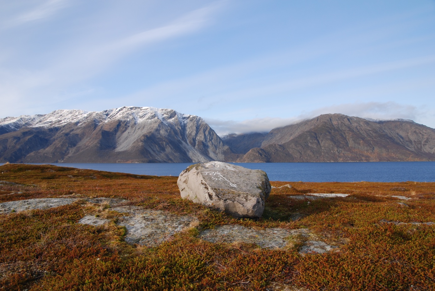 Isnestoften 2, med Ytterkoven og Laddefjell i bakgrunnen (Foto: M. Hykkerud, VAM). I Hjemmeluft ble det funnet hele fire nye felt på Ole Pedersen, det vil si den østre siden av bukta.