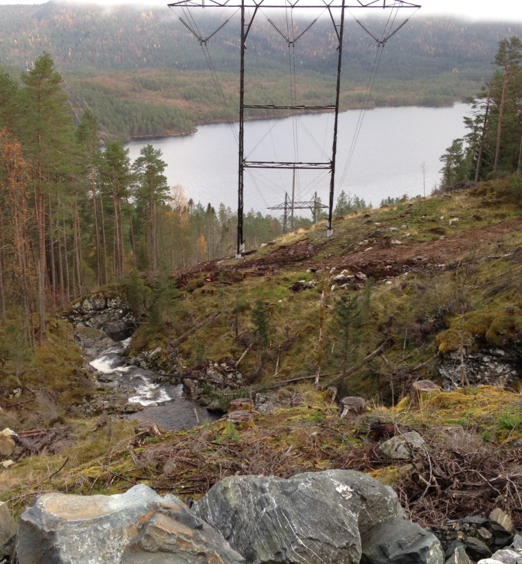 Side 3 av 5 Stølselva nedstrøms ny bru. 420 kv linja. Åsavatnet i bakgrunnen. Foto 14.10. Idar Sagen. 2.