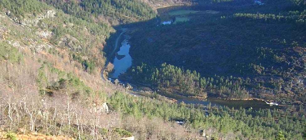 Søknad om konsesjon VEDLEGG 6 FOTO FRA BERØRT OMRÅDE OG FRA VASSDRAGET Foto 1 Setsteinelvi sett fra vegen.