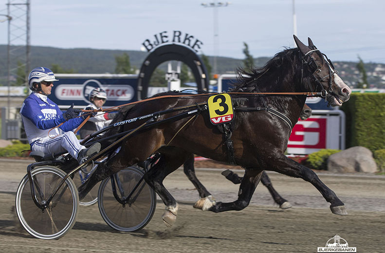 GRATIS INNGANG Nr 111/2016 Kr 25 Varmingsinfo fra Ole onny Solberg ERKEANEN V75 - finaler www.bjerke.no Foto: Hesteguiden.com Lørdag 17. desember - 1. løp 13.50 Innlevering V5 kl 14.10 - V75 kl 15.