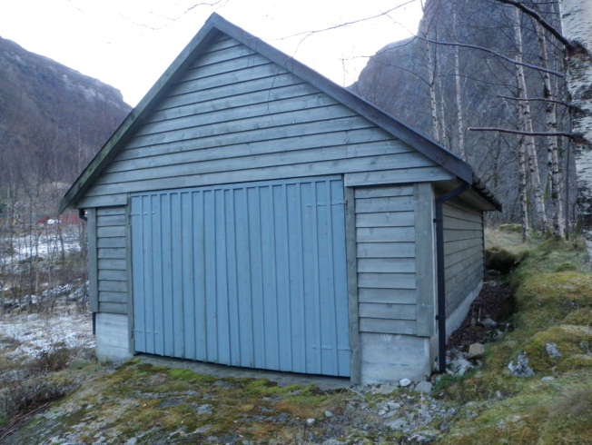 Side 6 Rådmannen fremjar no saka på nytt med same innstilling Om tiltaket Naustet vart oppført i 1996 på den gongen Skiensfjorden Kommunale Kraftselskap (SKK) sin eigedom.