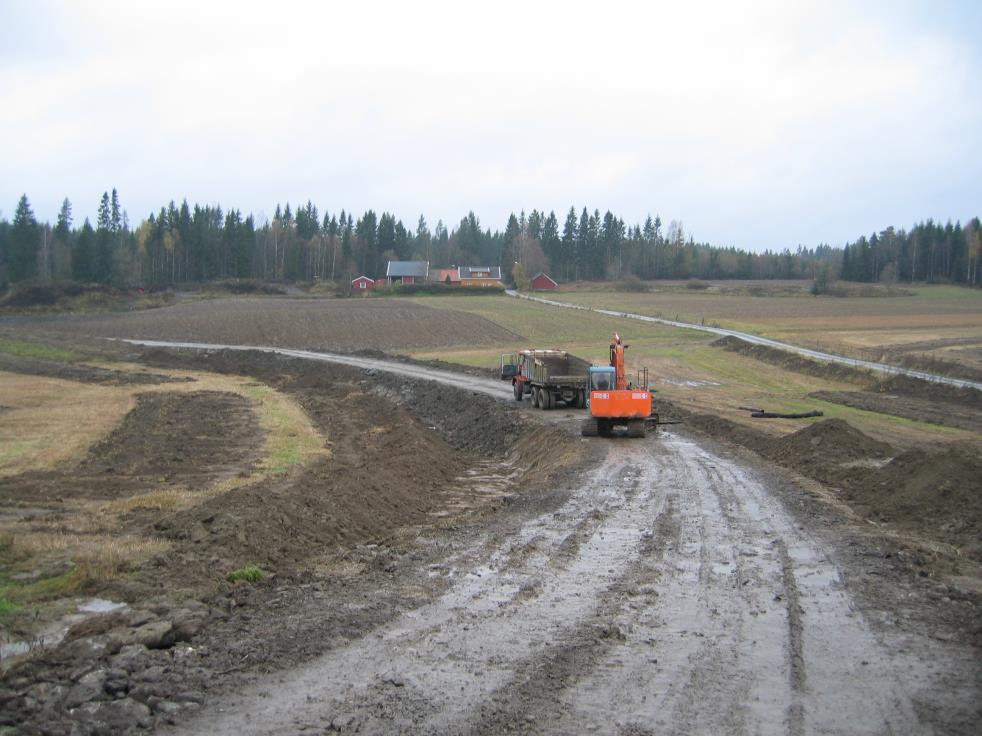 Veien går delvis over dyrka mark og delvis i utmark, og skal ha blitt godkjent av Ås kommune.