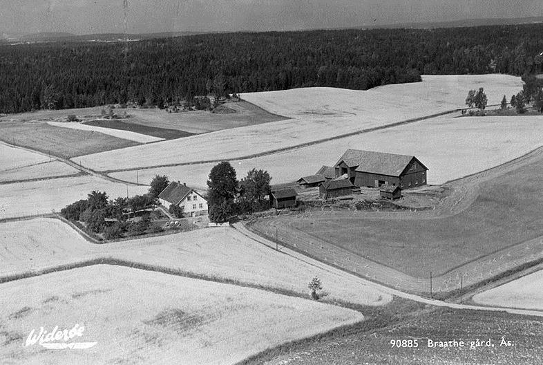 Foto nr. 4. Flyfoto fra fylkesmuseets Widerøesamling over Vest-Bråte gård. Tatt i 1955. Utdrag fra Rygh Norske Gaardnavne Om gårdene Bråte og Tannum skriver Rygh: 78. 79. Braate vestre og østre. Udt.