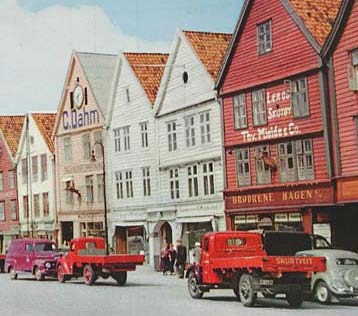 Historikk, bygningens øvre etasjer Trolig tidlig 1930 Vinduer Som over Illustrasjoner 1944-46 Et foto fra 1944 (informasjon fra Elin Thorsnes) viser at panelet over portalen på bygning 5A, er løsnet,