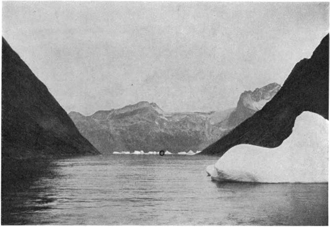 5 Fig. 2. The Entrance to Torgilsbu. Station marked thus: O. Looking north-west. G. Horn phot. 2/g 1932. N orkapp Il of Tromsø, Skipper Isak Isaksen.