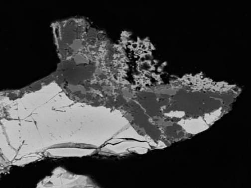 Ureint mineralkonsentrat DEKOMPONERING Bruk av puls-energi for