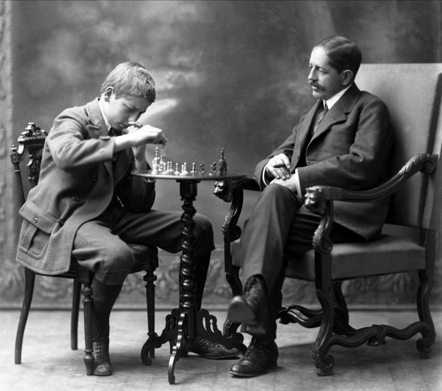 Grosserer Henry Fricke og sønn ved sjakkbordet.