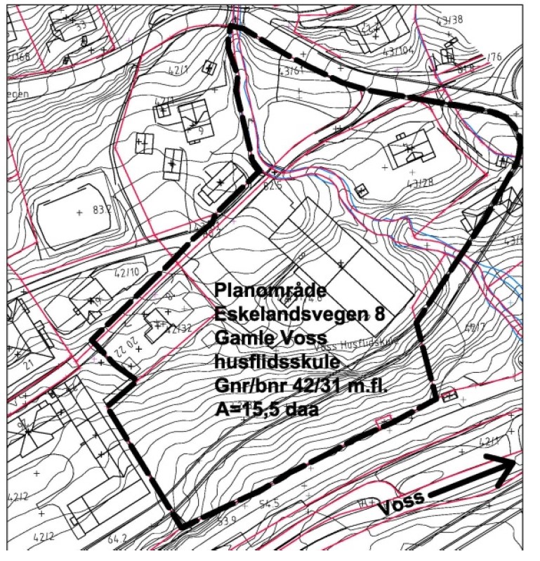 Eksisterande arealbruk innanfor planavgrensinga er vidaregåande skule, bustad og parkering. Kommunal parkeringsplass på gnr 43, bnr 61 er innlemma i planområdet.