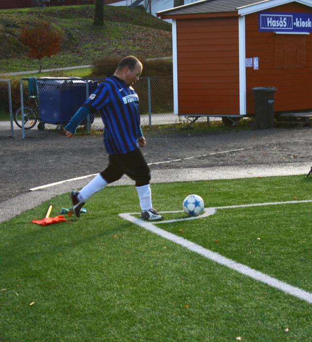 Søndag 10/11/13. Dette var dagen for den super store og viktige fotballkampen, 9 av de mange modige menn på Vidaråsen skulle ut i strid mot Signo fra Andebu.