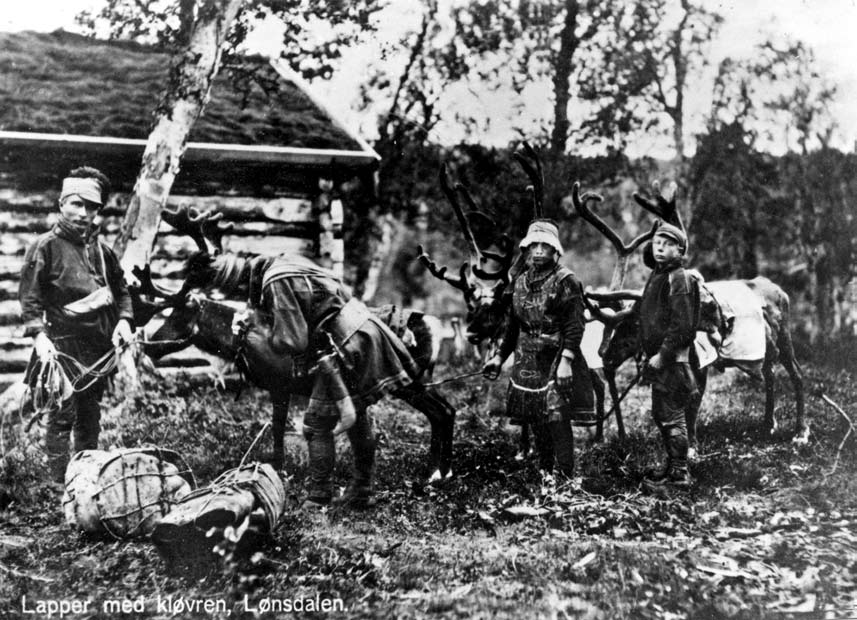 Dypen naturreservat i Lønsdal biologiske verdier og samisk kulturarv 11 Figur 11. En samisk familie ved skogstua på Fagermoen, trolig i 1922. Foto: Tromsø museum universitetsmuseet.