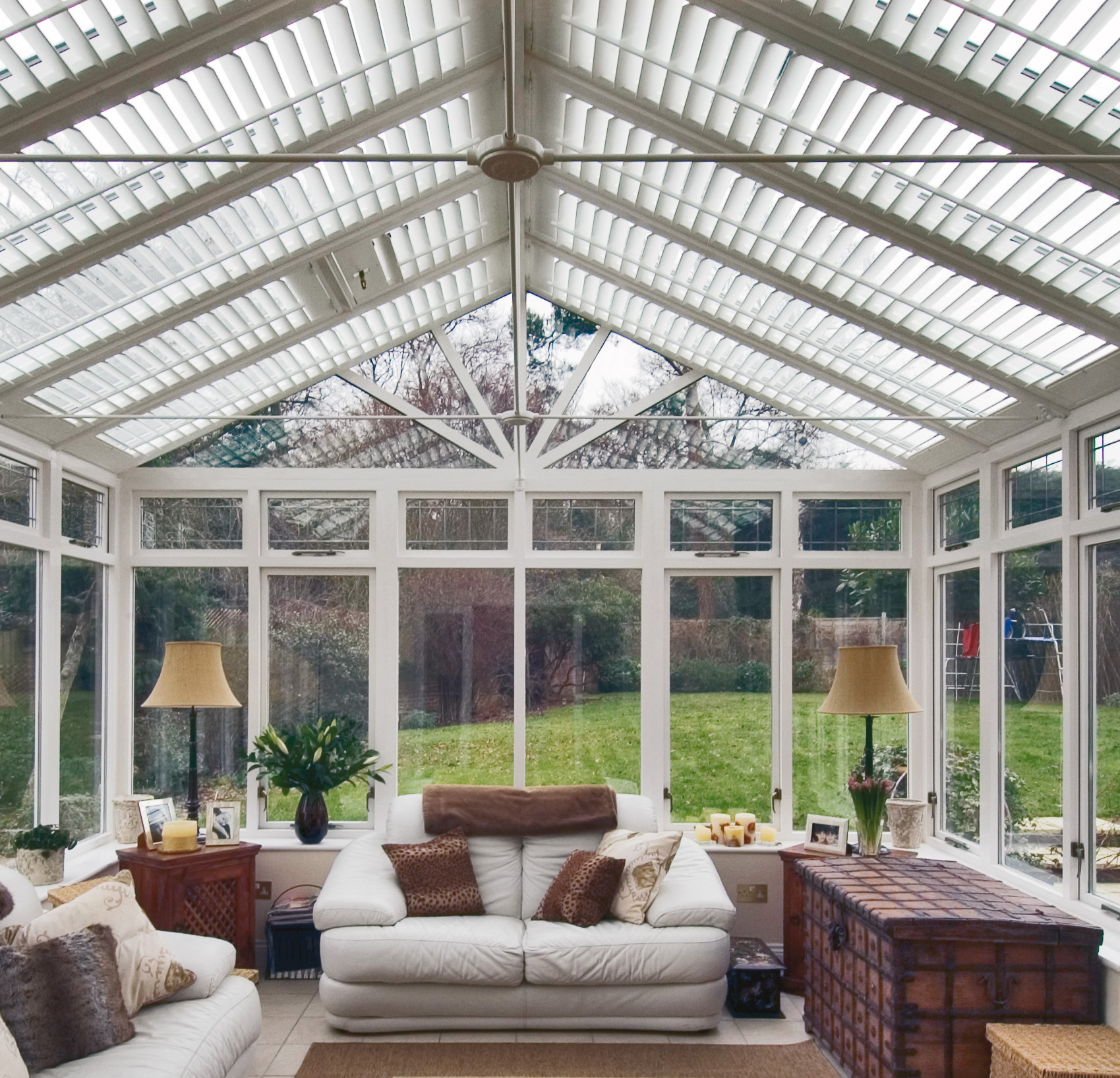 HAGESTUE Med Norman Skylight Shutters får du den perfekte løsningen både til hagestuer og til alle typer takvinduer.