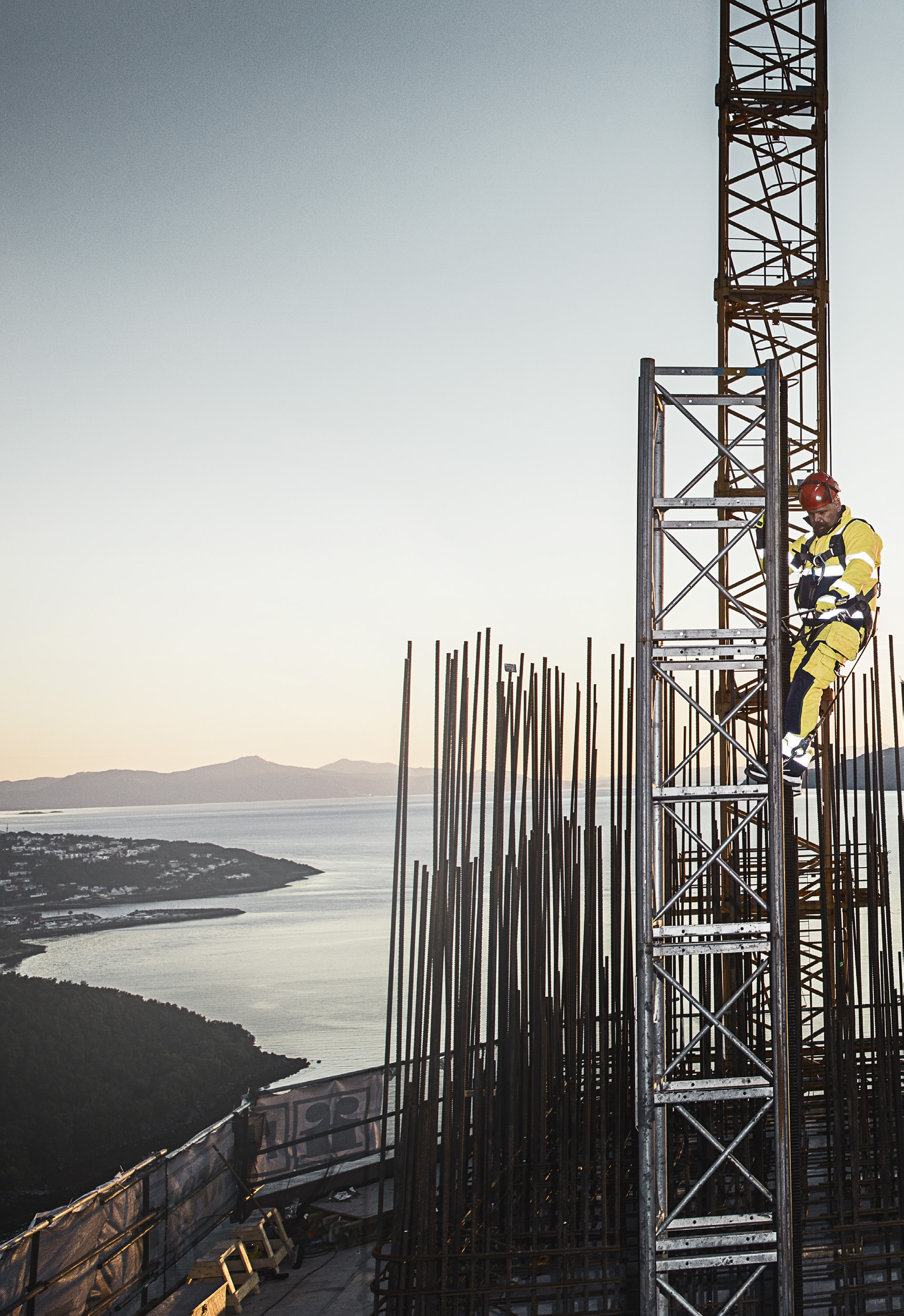 145 METER OVER ROMBAKSFJORDEN Her jobber