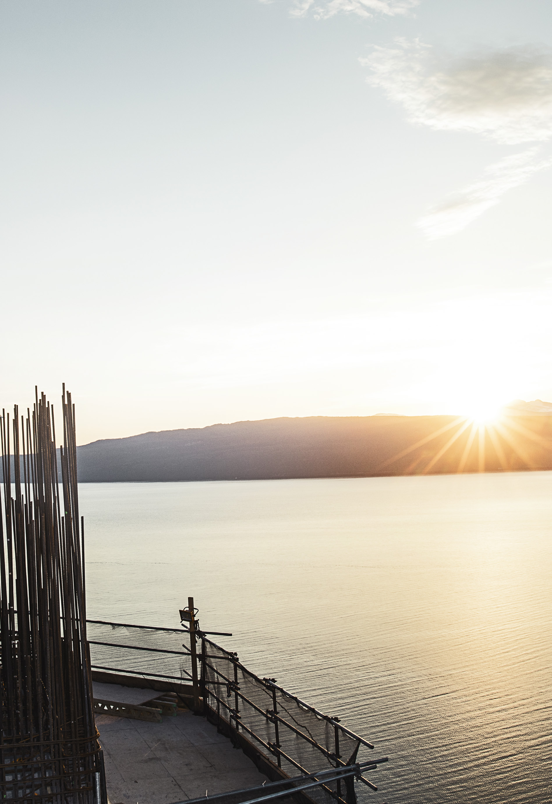 Stillaset omgir nesten hele Hålogalandsbrua utenfor Narvik. Bygningsarbeiderne beveger seg jevnt mellom stillasets etasjer ved siden av hengebroen 40 meter over Rombaksfjorden.