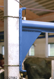 Montering Stolpemontering Merk! Det anbefales å montere DeLaval svingende kubørste på en stålstolpe med en diameter på 10 cm (4"). Stolpen skal forankres oppe og nede. 1. Monter DeLaval svingende kubørste med de originale U-brakettene og boltene.