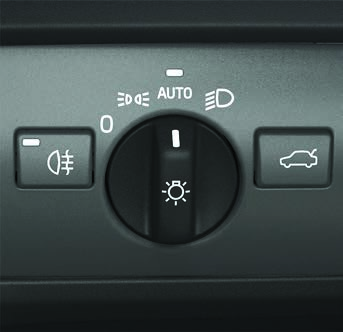Hvordan fungerer autostillingen til lysbryteren? AUTO-stilling gir følgende alternativer: Kjørebelysningen veksler automatisk mellom kjørelys og nærlys. Fjernlys kan aktiveres når nærlyset er tent.