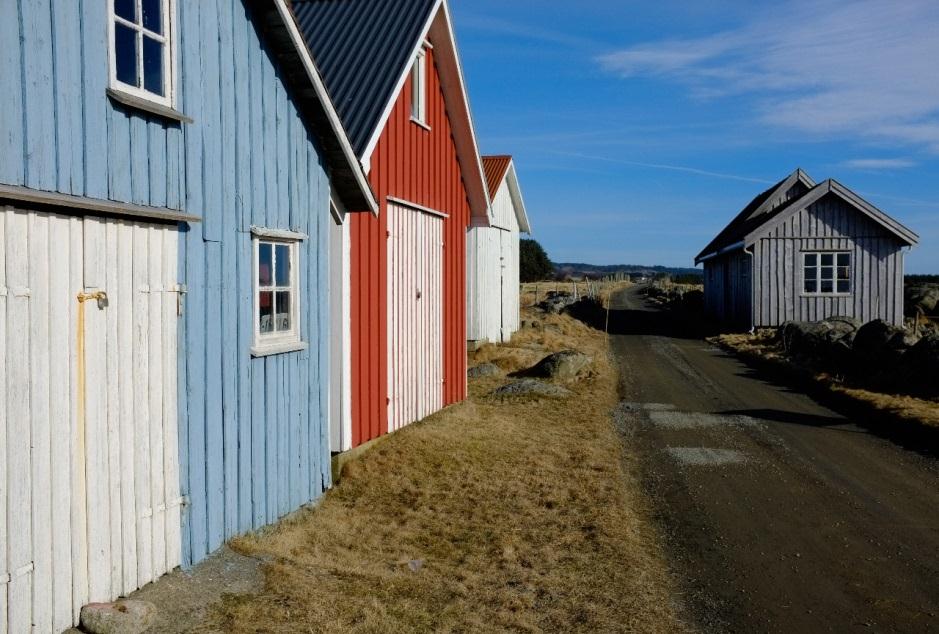 Verneverdier Landskap/geologi Figur 28. Sjøboder i Verevågen. Foto: Pål Klevan. Rullesteinstrand dominerer langs kysten, mens de indre områdene spesielt i sør er preget av landbruksdrift.