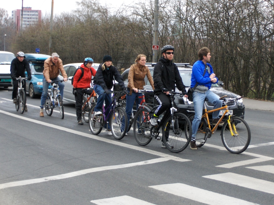 Midtstilt sykkelfelt Sikkerhet: Forbedring (fjerner konflikter med høyresvingende biler) Trygghet: Forverring (blanding av trafikk) Fremkommelighet :