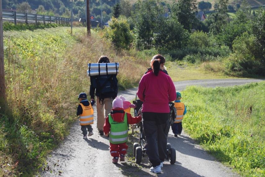 August 2013 Fagområde: Kropp, bevegelse og helse Mål for barna: - får en får en positiv selvoppfatning gjennomkroppslig mestring -videreutvikler sin kroppsbeherskelse, grovmotorikk og finmotorikk,