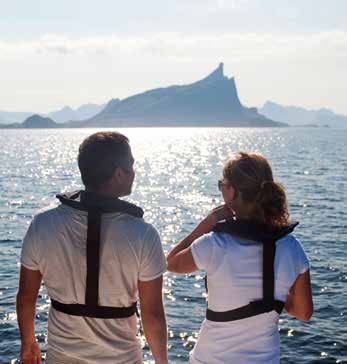 Torghatten foto Bård Løken Utsikt mot De syv søstre foto Erlend Grønning RUTE 6: OKSTINDAN OG RABOTHYTTA Turistforeningshytte nr.