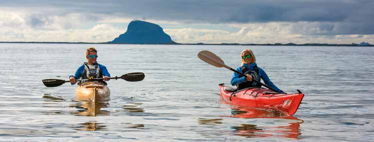 Havkajakk på Tomma, Nesna foto CH/Helgeland Reiseliv Havkajakk på Tomma, Nesna foto CH/Helgeland Reiseliv ØYHOPPING MED KAJAKK PÅ HELGELAND Med tusenvis av øyer, holmer, skjær og lune viker blir